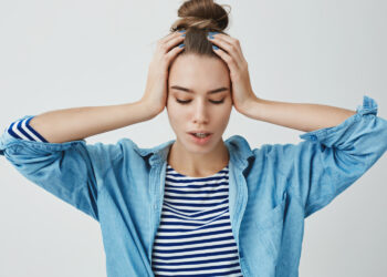 ŞİDDETLİ BAŞ AĞRISI BEYİN KANAMASININ HABERCİSİ OLABİLİR!