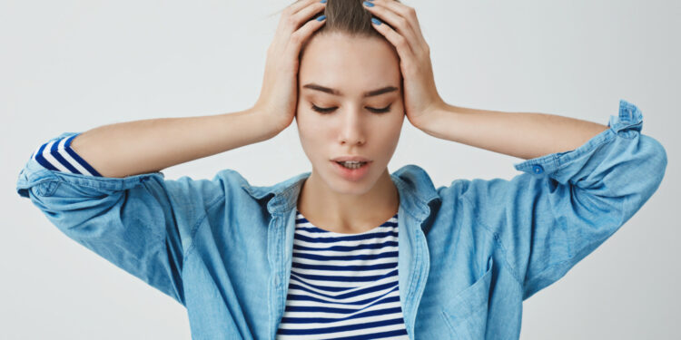 ŞİDDETLİ BAŞ AĞRISI BEYİN KANAMASININ HABERCİSİ OLABİLİR!