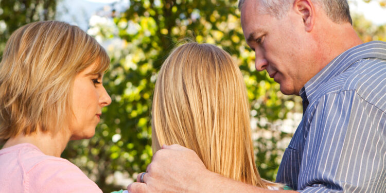 Anne babalar çocuklarına nasıl yaklaşmalı?