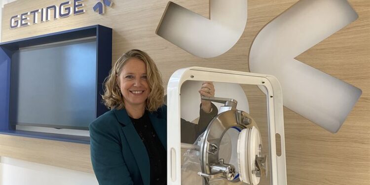 Getinge’s new DPTE®-FLEX Alpha port enables gloveless component transfer, minimizing human intervention and contamination risks in pharmaceutical production