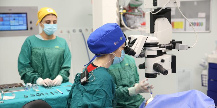 Türk Göz Hekimlerinden dünya çapında canlı cerrahi başarısı